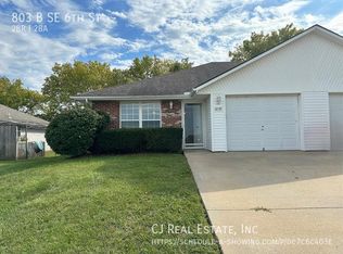 803 SE 6th St UNIT B, Oak Grove, MO 64075