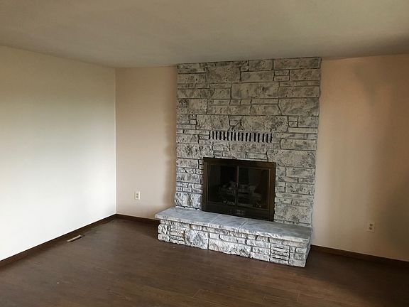 Living Room / Fireplace