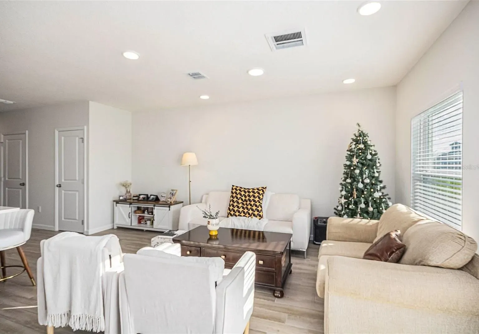 3 bed, 2.5 bath, 1556 sqft, $800 — Photo 4