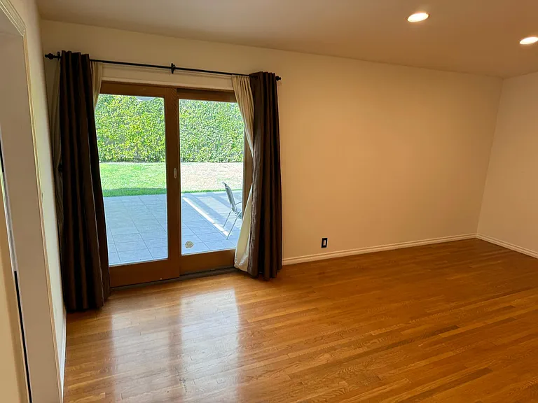 12411 Kittridge St — Photo 18