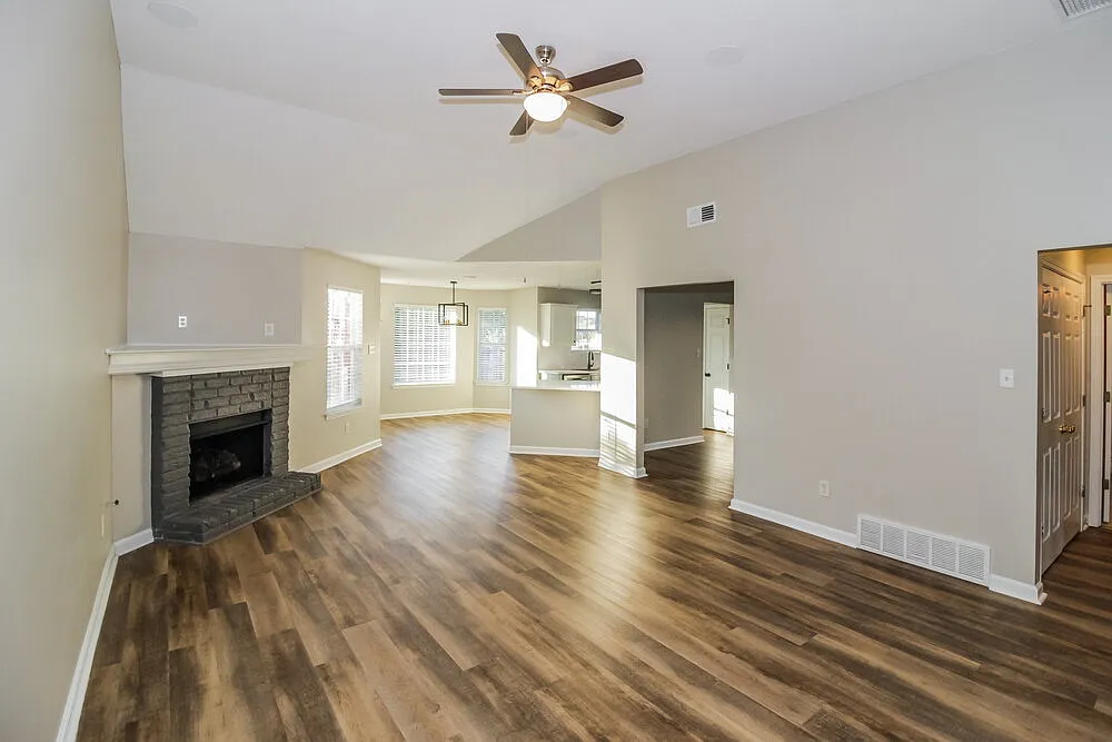 3 bed, 2.0 bath, 1870 sqft, $2,050 — Photo 4