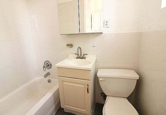 5th image of 244 Franklin St APT 3R