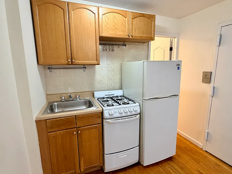 213 1/2 W 16th St #3 — Photo 4