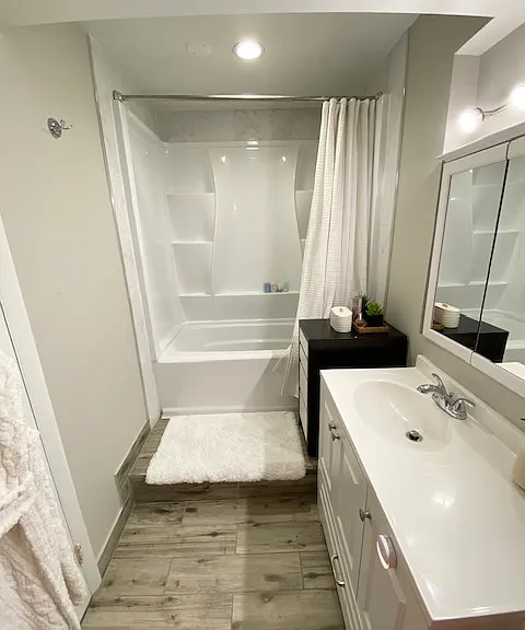 main bathroom soaking tub