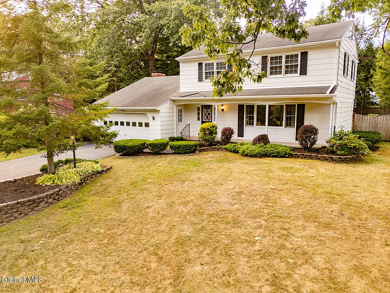 3rd image of 10 Oakwood Drive