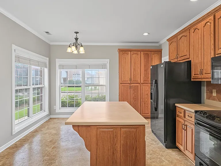 141 Canterbury Dr — Photo 9