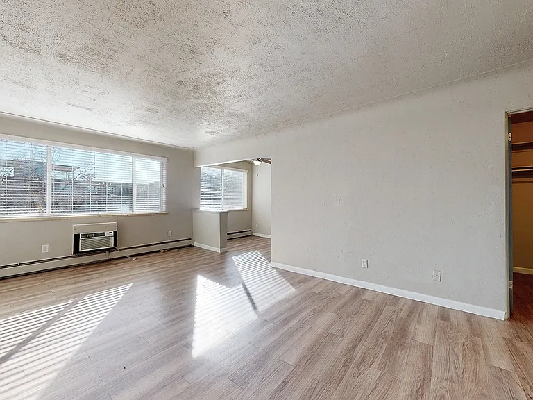 Prince Charles Apartments — Photo 2