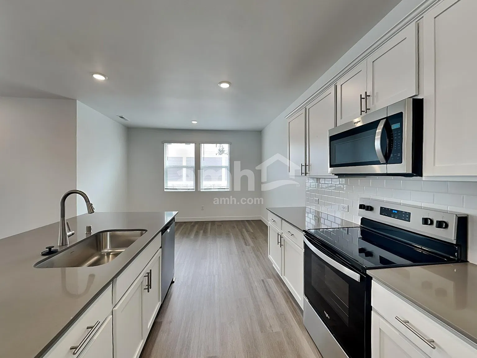 5 bed, 3.0 bath, 2419 sqft, $3,715 — Photo 4