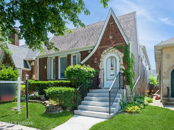 2933 W Greenleaf Ave, Chicago, IL 60645