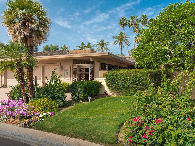 101 Columbia Dr — Photo 1