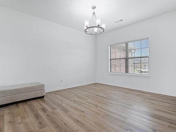 5th image of 201 Pin Oak St