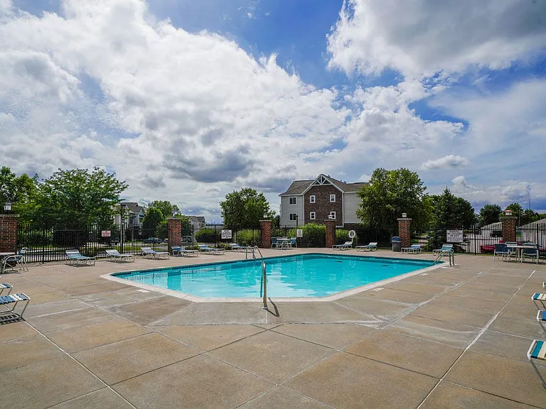 Brentwood Park Apartments — Photo 43