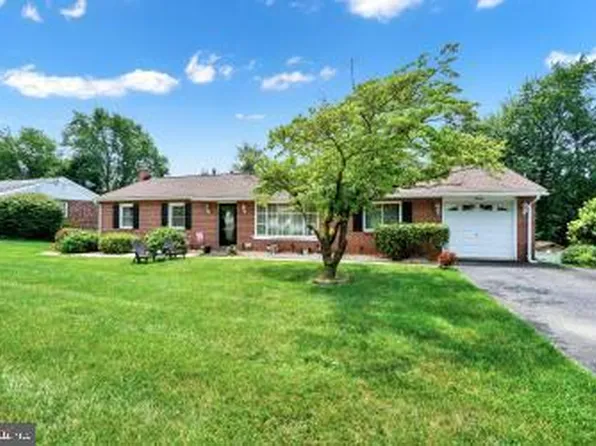 16 Essex Circle Dr, Shrewsbury, PA 17361