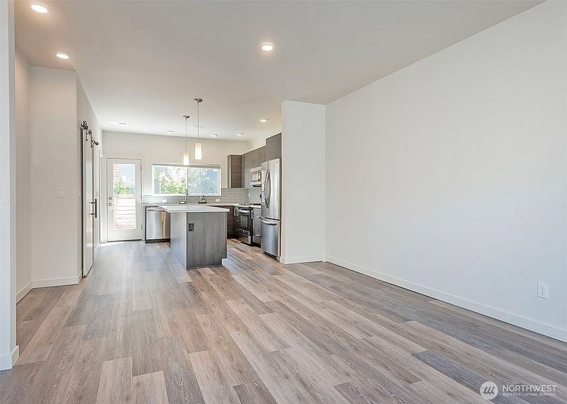 5th image of 12032 33rd Ave NE #F