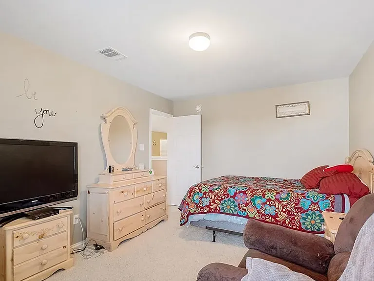 2426 Caroline Ct — Photo 7