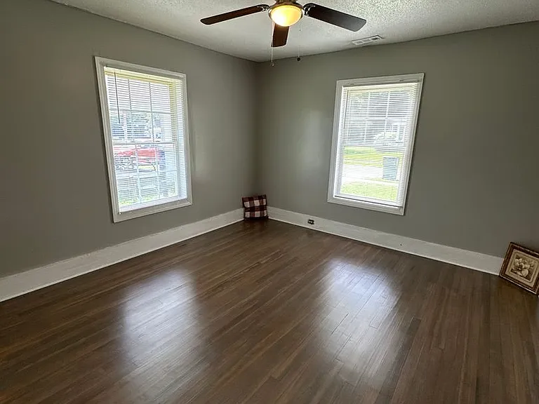 214 N King St — Photo 13