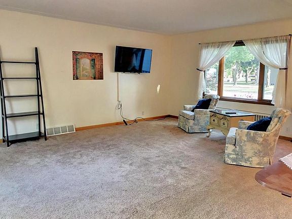 4th image of 708 3rd Ave N