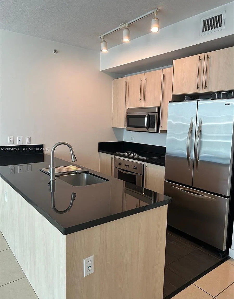 2 bed, 1024 sqft, $3,950 — Photo 3