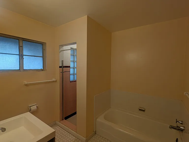 2811 E 6th St #B — Photo 2