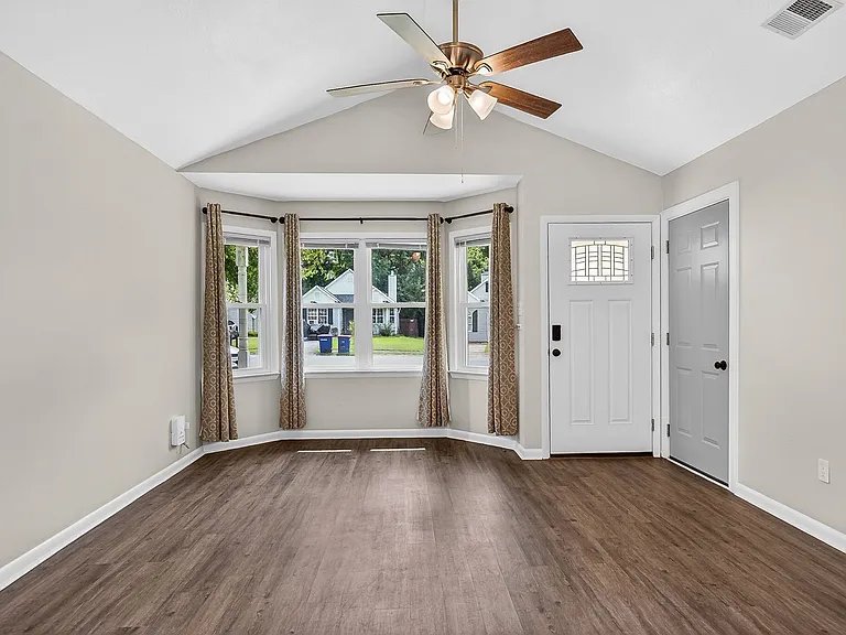 123 Basswood Ct — Photo 7