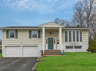 7 Haig Pl, Kings Park, NY 11754