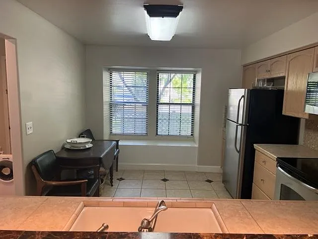 931 E Foxhill Dr — Photo 7