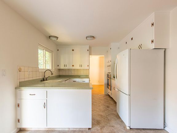 4th image of 375 Carlos Ave