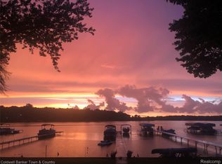 10868 Bob White Beach Blvd, Whitmore Lake, MI 48189