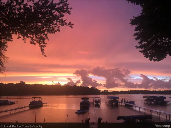10868 Bob White Beach Blvd, Whitmore Lake, MI 48189