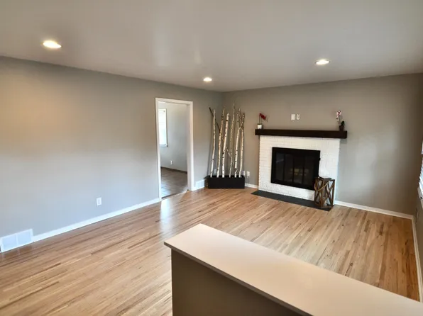 8439 Oakland Ave S, Bloomington, MN 55420