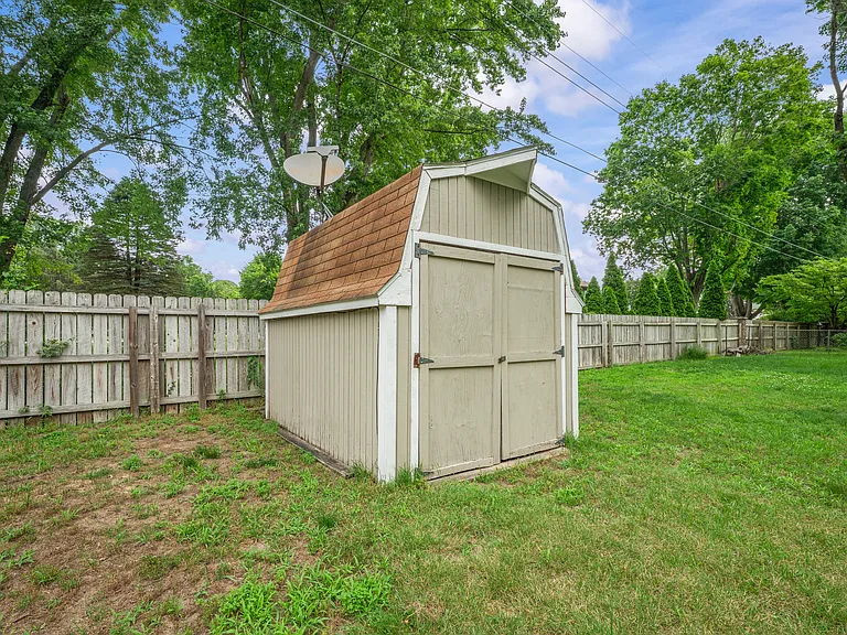 1597 Edward Dr — Photo 23