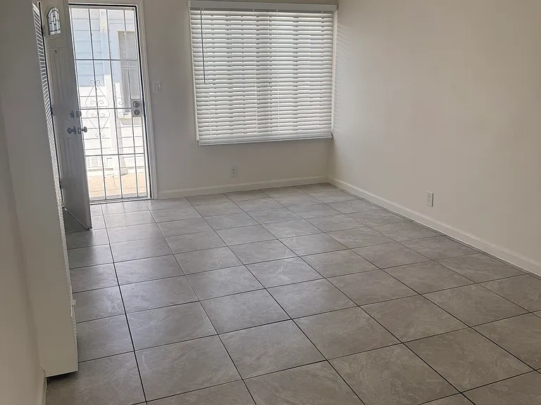 1632 Walnut Ave #5 — Photo 2