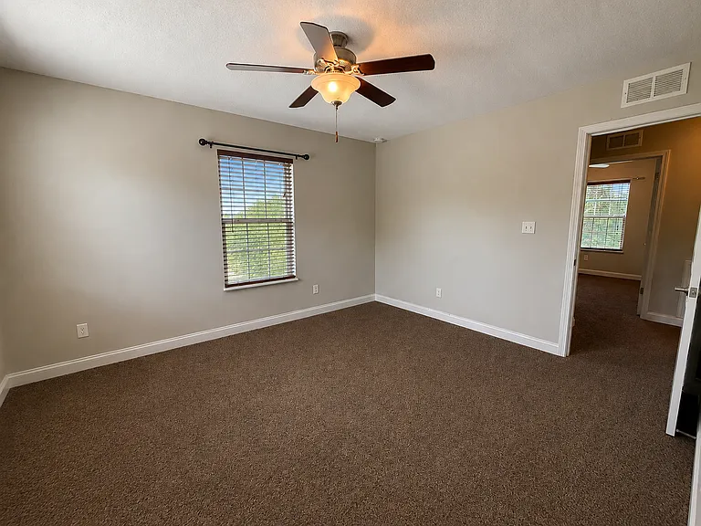 1005 Lennox Cir — Photo 12