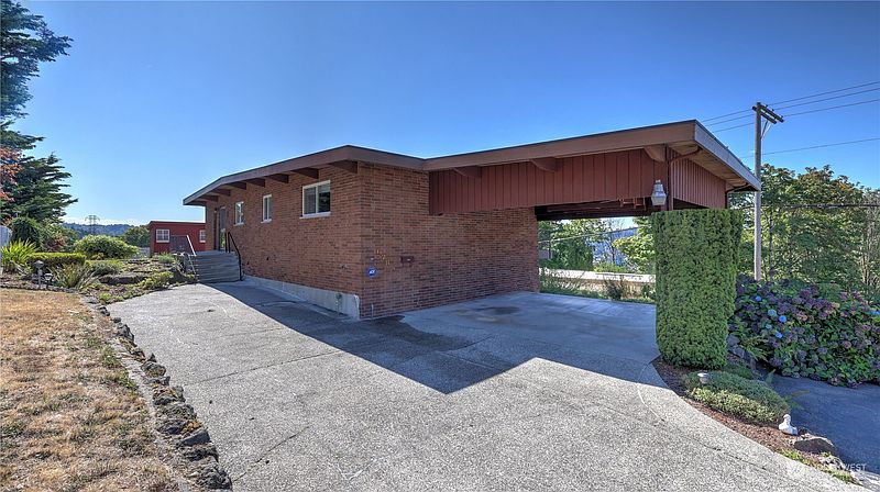 2nd image of 678 Sunset Boulevard NE