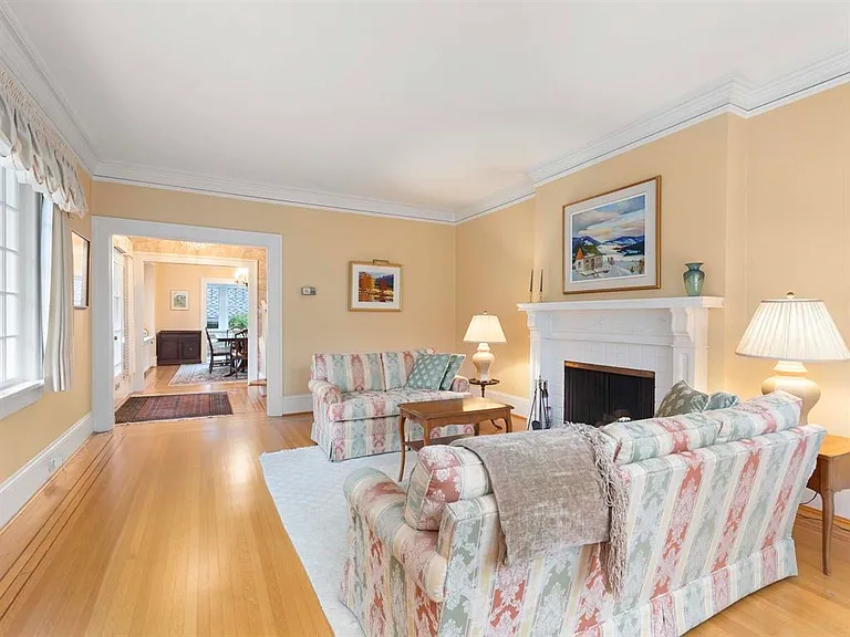 4 Marguerite St — Photo 2