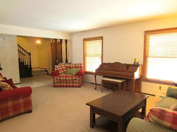 2nd image of 609 Larchmont Dr