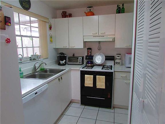 Lovely 2 story home near Metro Zoo