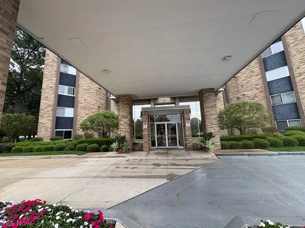 2112 Acacia Park Dr APT 205, Lyndhurst, OH 44124
