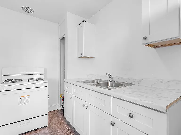 11901 S San Pedro St — Photo 12