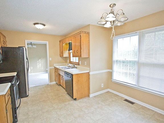 4th image of 103 Iris Ct