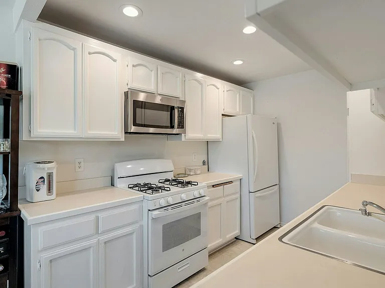20561 S Vermont Ave #4 — Photo 2