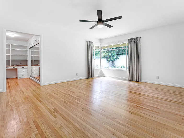 555 Amalfi Dr — Photo 10