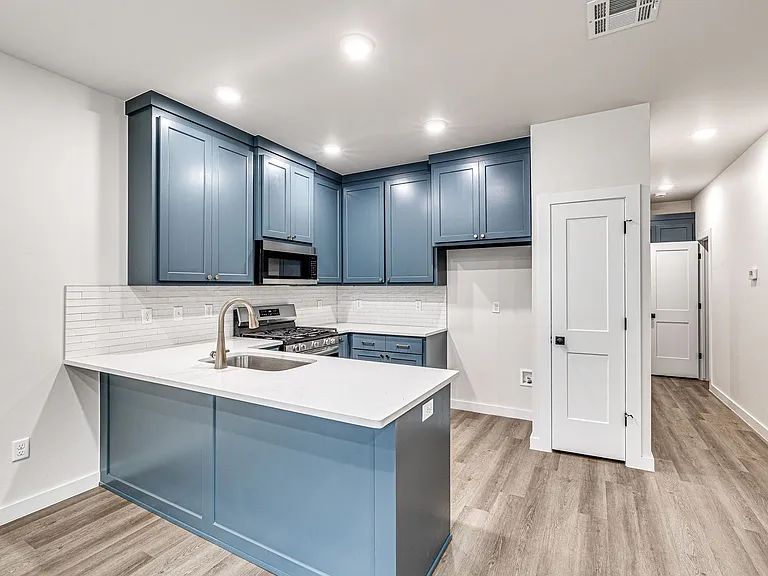 610 W 2nd St #100 — Photo 13