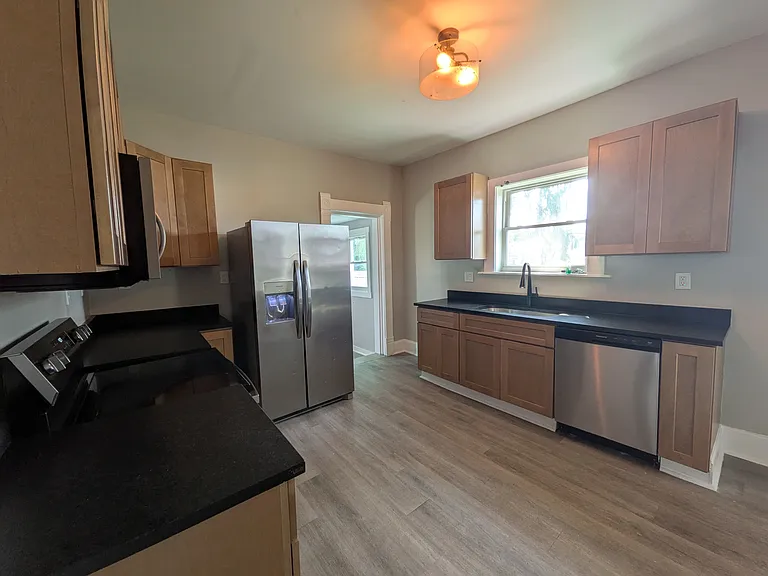 473 E Markison Ave — Photo 5