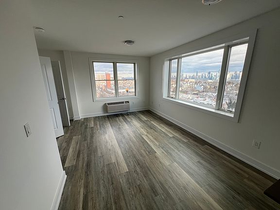 4th image of 115 37th St #702