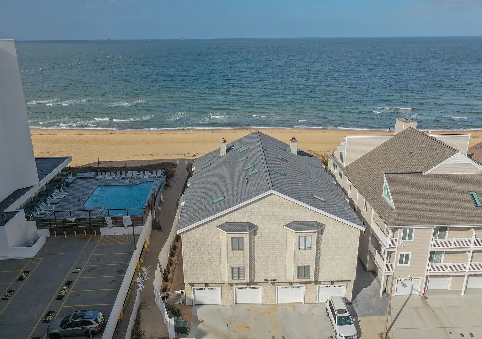 2852 Charlemagne Dr - Silver — Photo 1