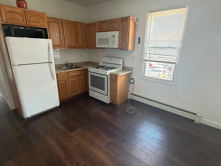 38 11th Ave #2A — Photo 1