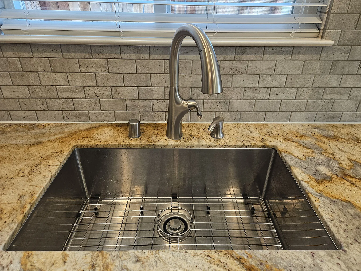 3 bed, 1200 sqft, $4,100 — Photo 2