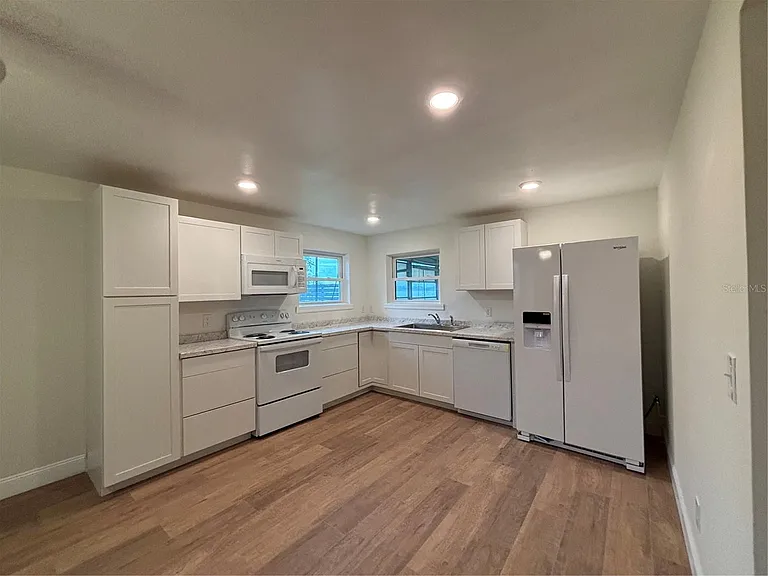 912 Lake Jessie Dr #B — Photo 6
