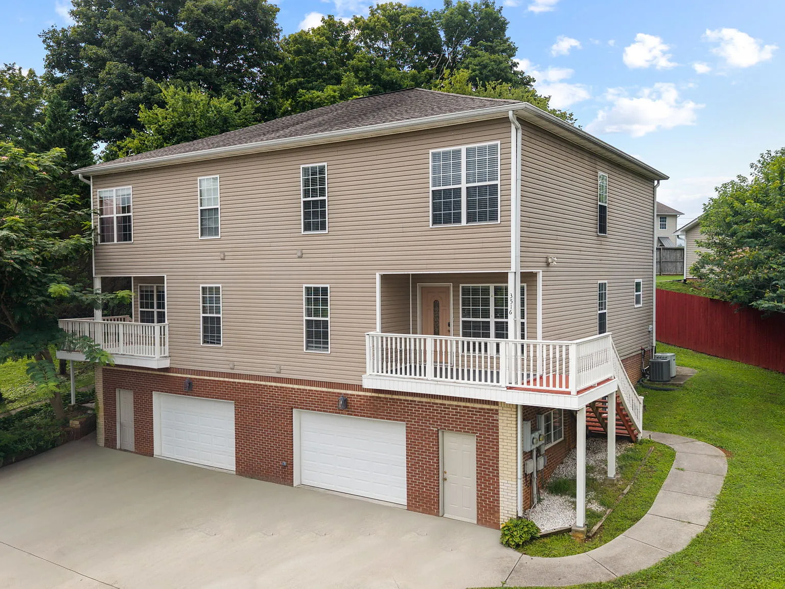 5 bed, 3.5 bath, 2600 sqft, $2,200 — Photo 2